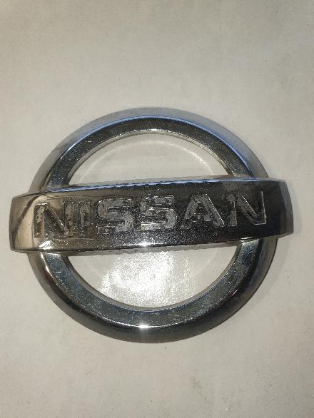 Emblem Nissan Primera (P12) 65890au300