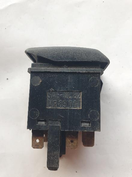 Schalter für Warnblinker VW Golf II (19E) mr83.dot